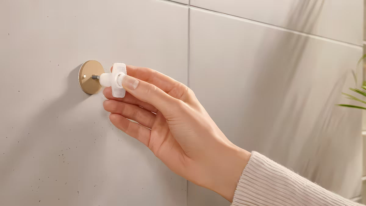 Háček na ručník Tesa v kartáčovaném hard graphite provedení s lepicí montáží tesa Power.Kit
