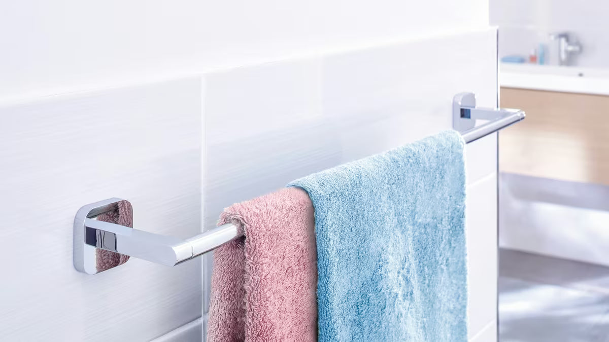 Chromový držák ručníků Tesa Elegaant s montáží bez vrtání pomocí Power.Kit.