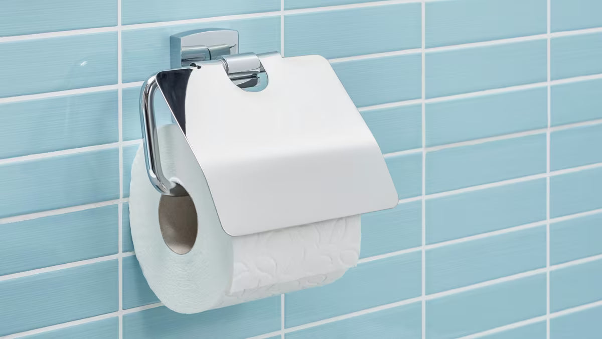Chromový hranatý držák toaletního papíru Tesa Klaam s montáží bez vrtání pomocí tesa Power.Kit.
