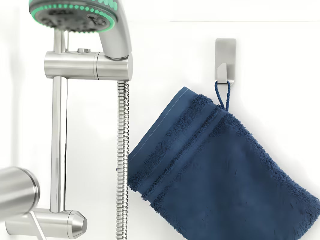 Voděodolný nerezový háček Tesa Powerstrips pro zavěšení ručníků a doplňků bez vrtání.