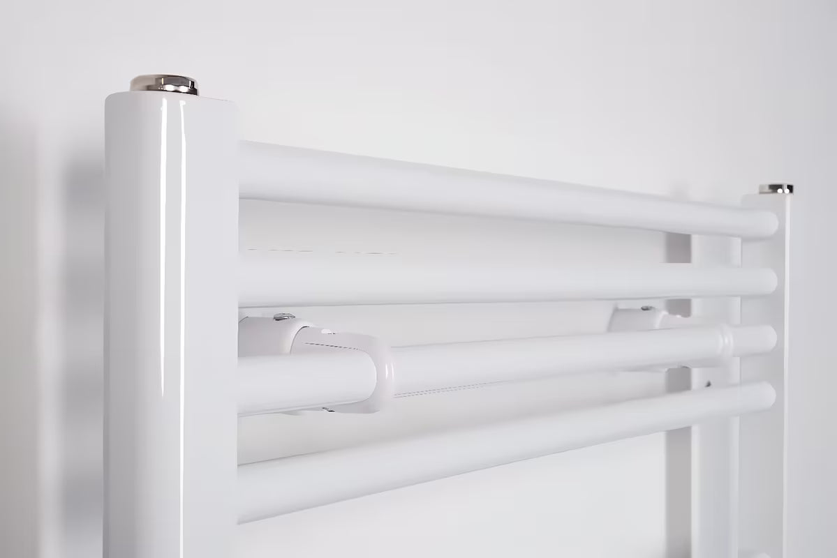 Bílý elektrický radiátor Thermal Trend KE v rovném provedení o rozměru 600x960 mm.