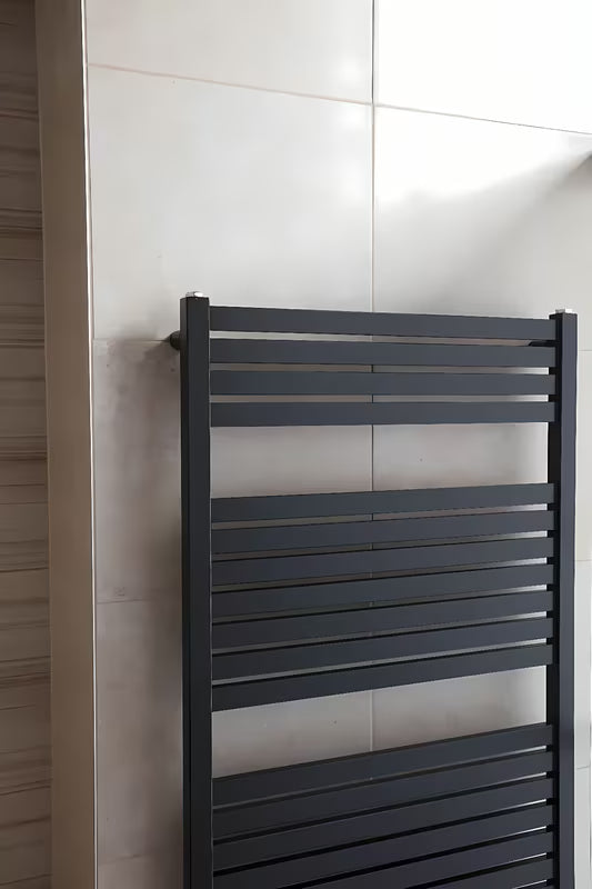 Černý kombinovaný radiátor Thermal Trend KH 133x45 cm vhodný pro teplovodní i kombinované vytápění.