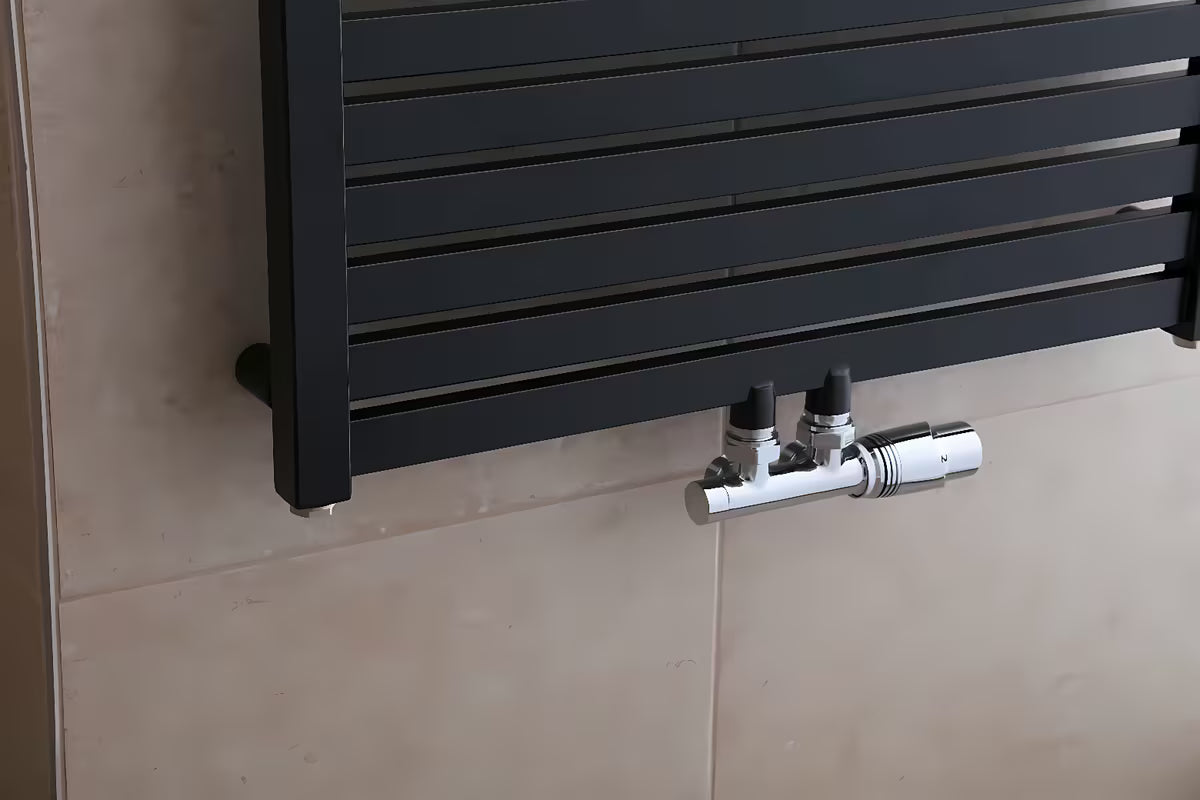 Černý kombinovaný radiátor Thermal Trend Kh 169x45 cm vhodný pro teplovodní i kombinované vytápění.