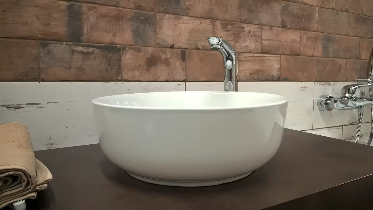 Bílé umyvadlo na desku SIKO Triomini Slim z tenké keramiky 38,5x38,5 cm bez přepadu