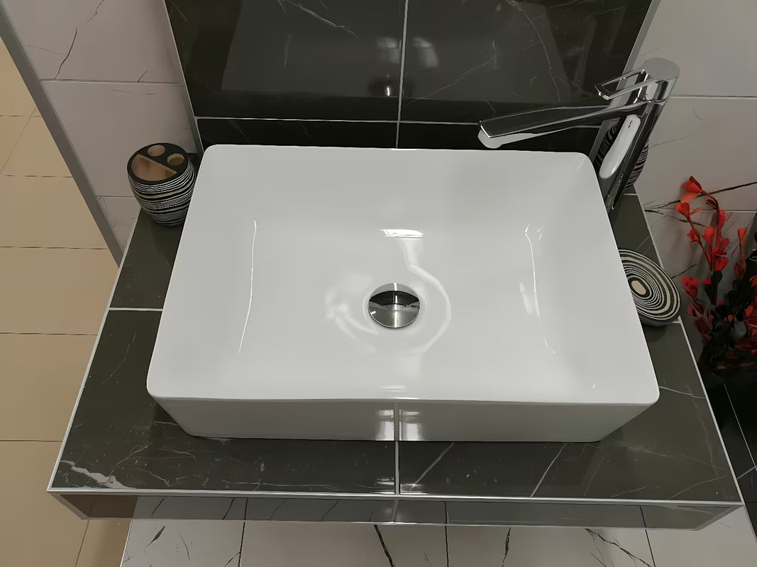Bílé hranaté umyvadlo na desku Triomini Slim z tenké keramiky, 55 x 39 cm