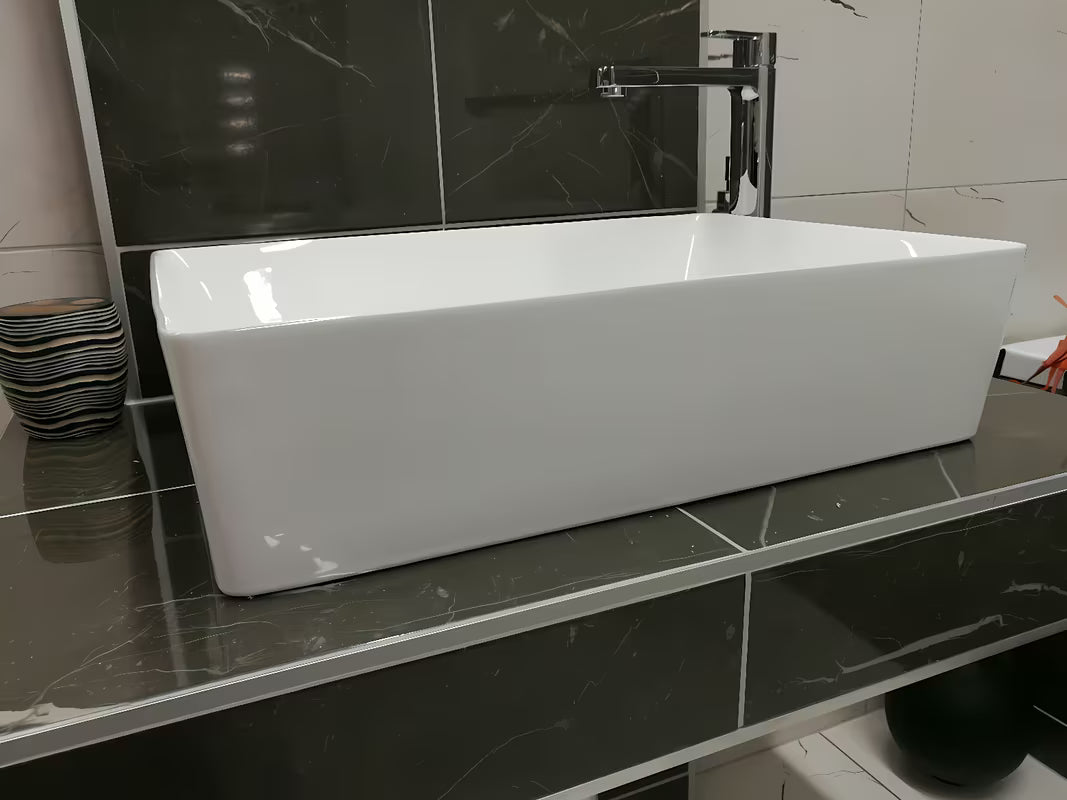 Bílé hranaté umyvadlo na desku Triomini Slim z tenké keramiky, 55 x 39 cm