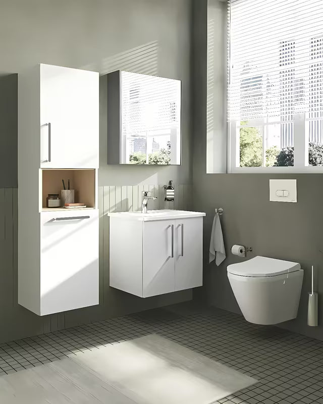 Bílé WC sedátko Vitra Integra se slim designem a funkcí SoftClose