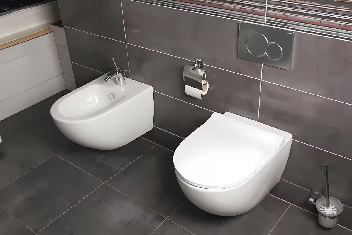 Bílé závěsné WC VitrA Shift bez splachovacího okruhu se skrytým uchycením a oblým tvarem.