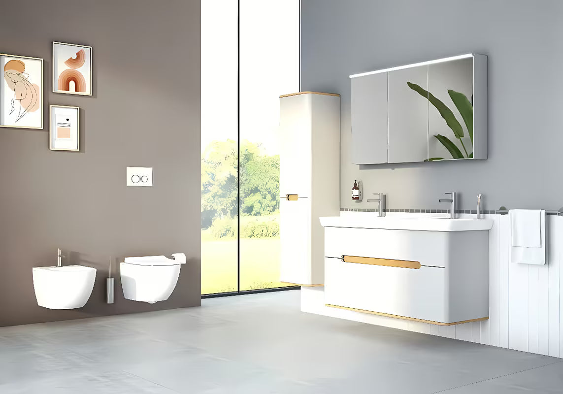 Bílý závěsný bidet VitrA Shift se skrytým uchycením keramiky bez rušivých krytek a otvorů.
