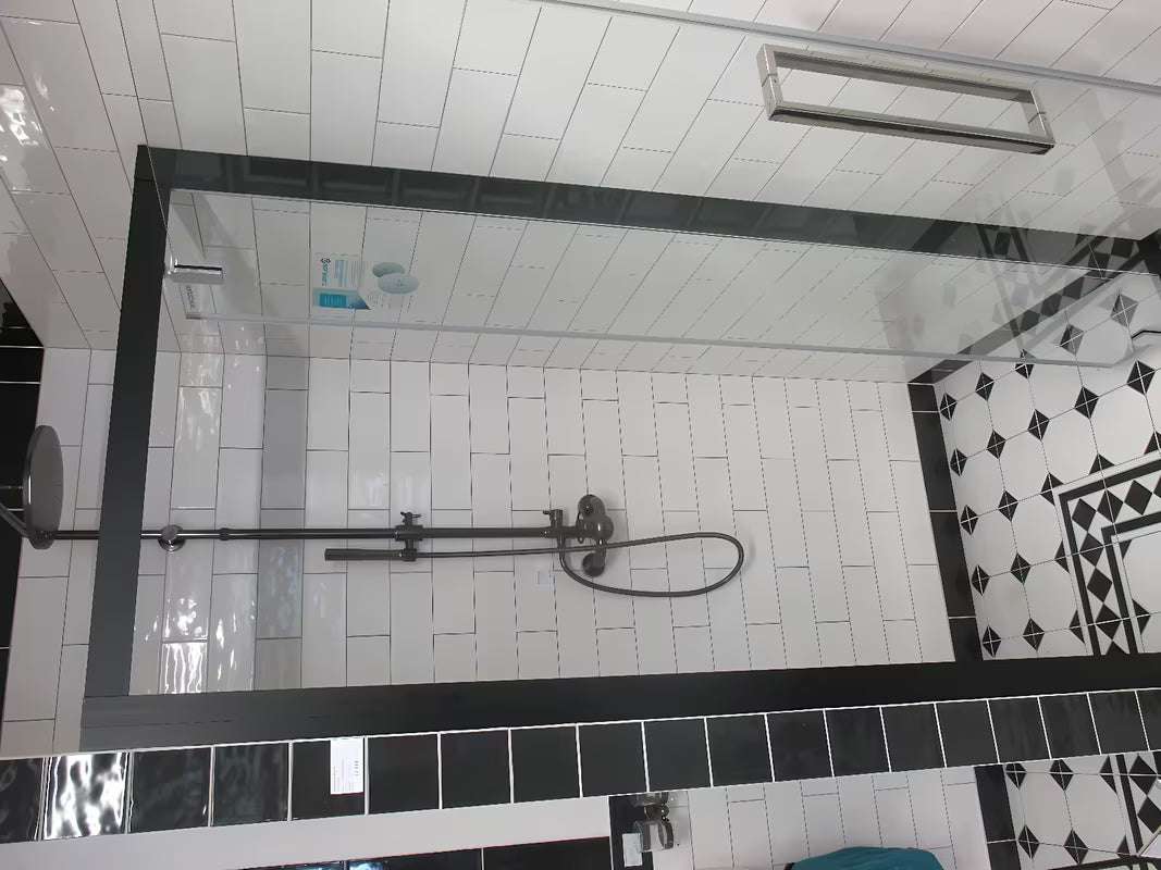 Sprchový systém WF Industrial v povrchové úpravě olejem gumovaný bronz s hlavovou sprchou 20 cm