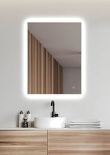 Obdélníkové LED zrcadlo Amirro 60x80 cm se senzorem a neutrálním bílým osvětlením 4000K.