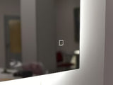 Obdélníkové LED zrcadlo Amirro 60x80 cm se senzorem a neutrálním bílým osvětlením 4000K.