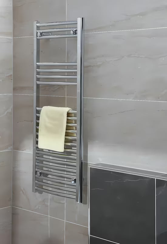 Kombinovaný koupelnový radiátor Anima Marcus 450x1118 mm v chromovém provedení s prohnutým profilem.