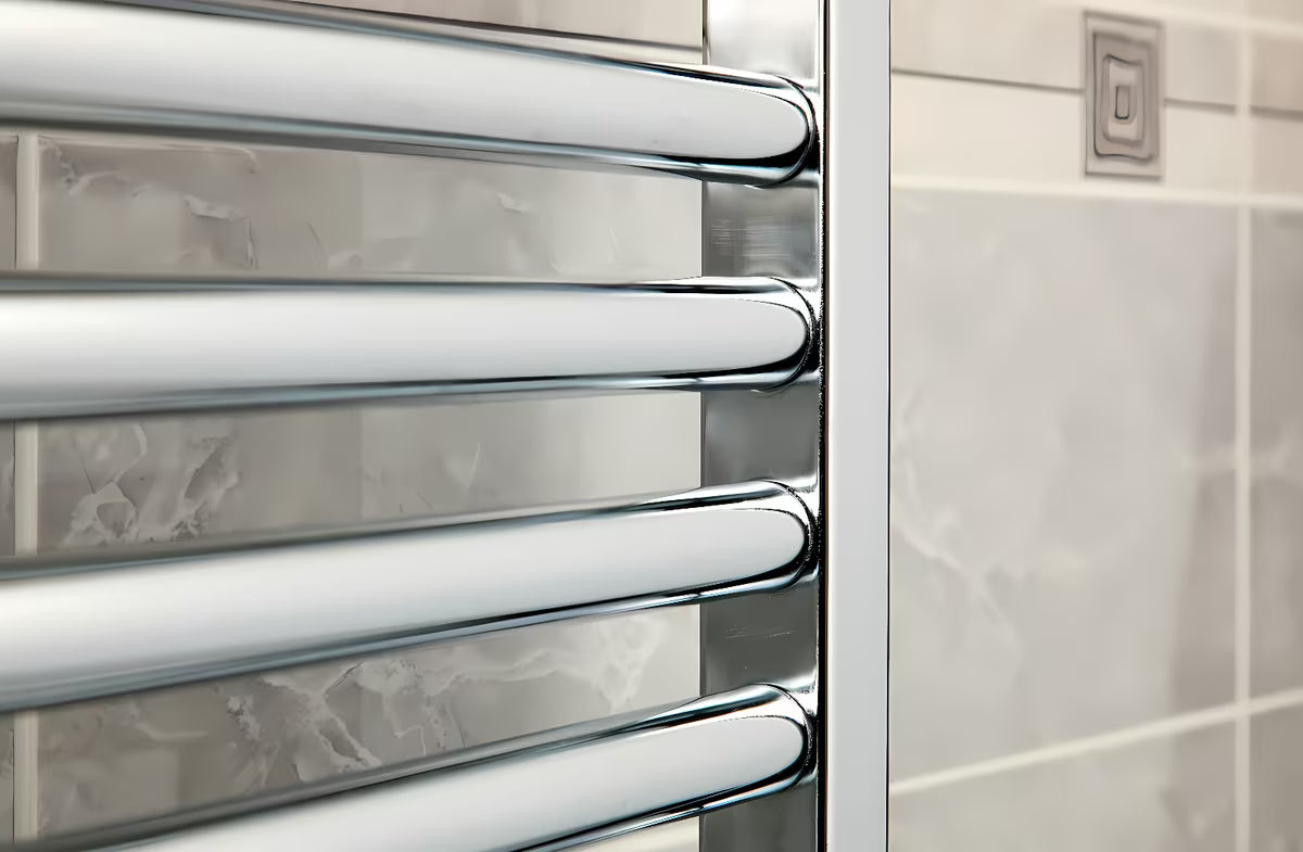 Kombinovaný koupelnový radiátor Anima Marcus 450x1118 mm v chromovém provedení s prohnutým profilem.