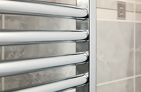 Kombinovaný koupelnový radiátor Anima Marcus 450x1118 mm v chromovém provedení s prohnutým profilem.