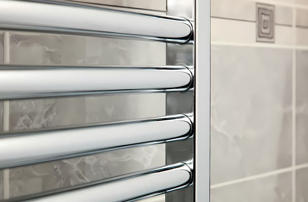 Kombinovaný koupelnový radiátor Anima Marcus 450x1760 mm v chromovém provedení s prohnutým profilem.