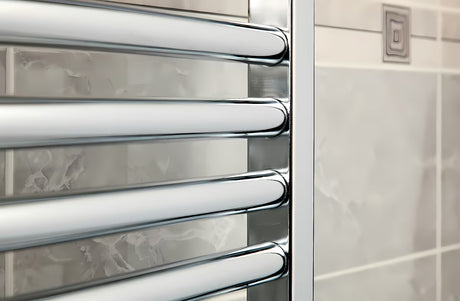 Kombinovaný koupelnový radiátor Anima Marcus 600x1760 mm v provedení chrome s prohnutým profilem.