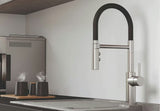 Dřezová baterie Blanco Catris-S Flexo v provedení supersteel s výsuvnou sprchou a matným povrchem.