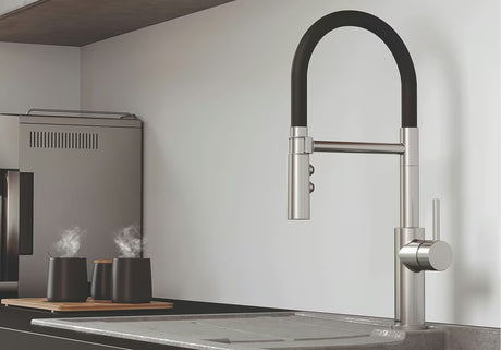 Dřezová baterie Blanco Catris-S Flexo v provedení supersteel s výsuvnou sprchou a matným povrchem.
