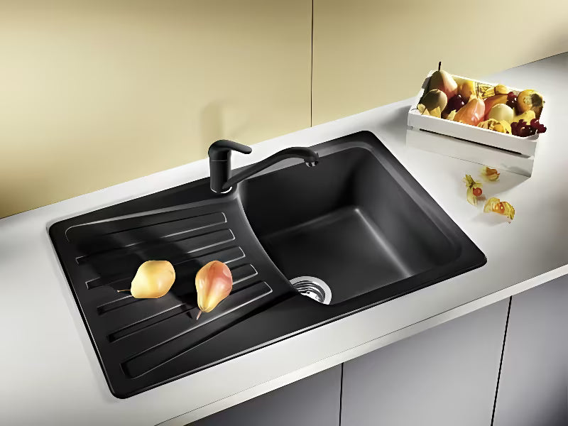 Černá matná dřezová baterie Blanco Daras s povrchem Silgranit-look a otočným ramínkem