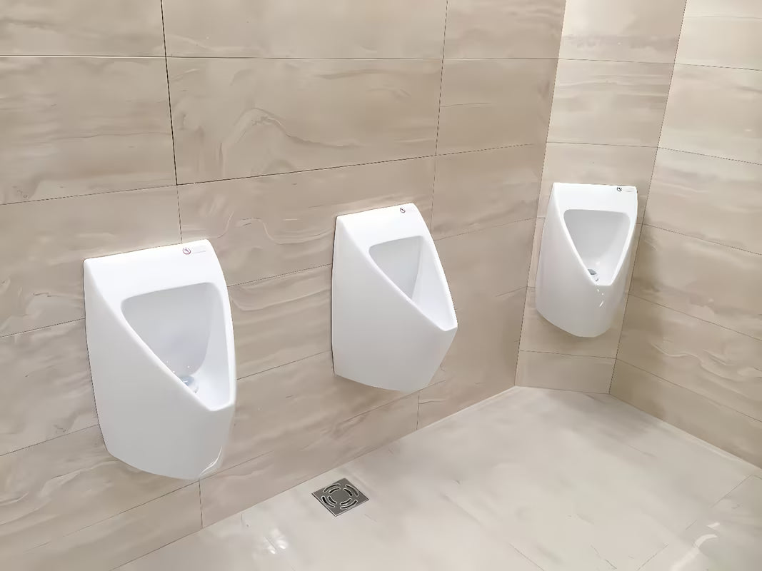 Bezvodý závěsný keramický pisoár EcoStep P10 s patentovaným ventilem pro úsporu vody a snadnou údržbu.