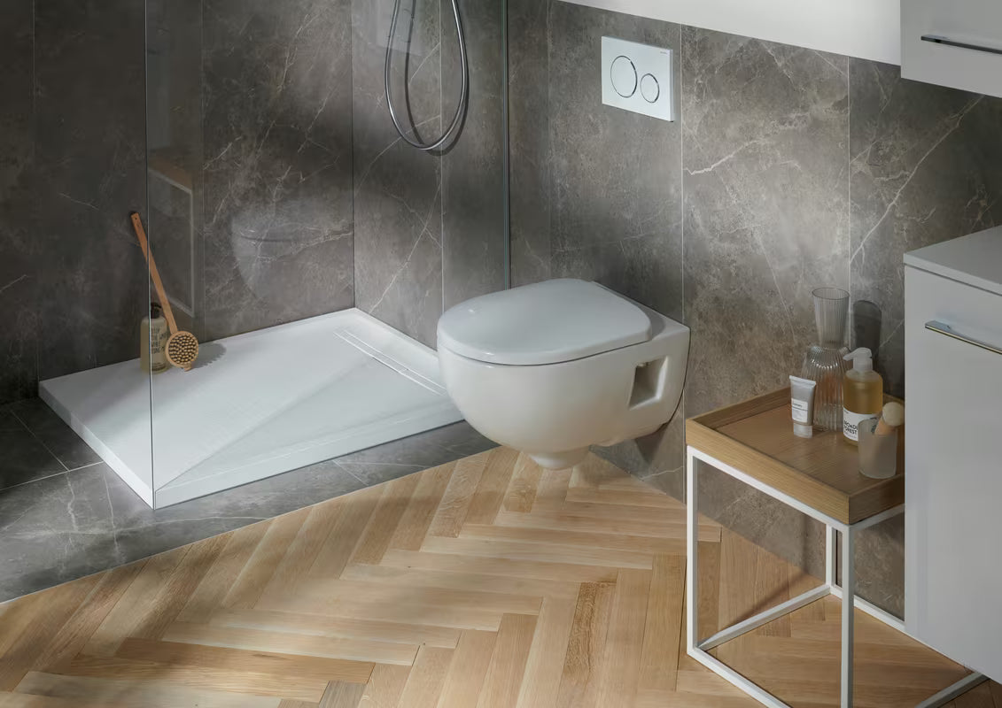 Bílé WC sedátko Geberit Selnova z duroplastu s tichým dovíráním SoftClose.