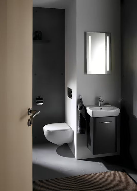 Bílé závěsné WC Geberit Selnova bez splachovacího okruhu se skrytým uchycením.
