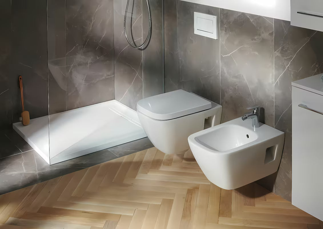 Bílé WC sedátko Geberit Selnova Square z duroplastu s překryvným víkem a montáží shora.