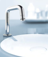 Chromový umyvadlový ventil Grohe Universal s kompaktním designem a otočným zakončením výpusti