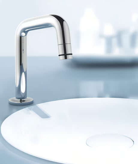 Chromový umyvadlový ventil Grohe Universal s kompaktním designem a otočným zakončením výpusti