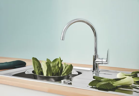 Chromová dřezová baterie Grohe BauCurve s vysokou výpustí a otočným ramínkem 360°