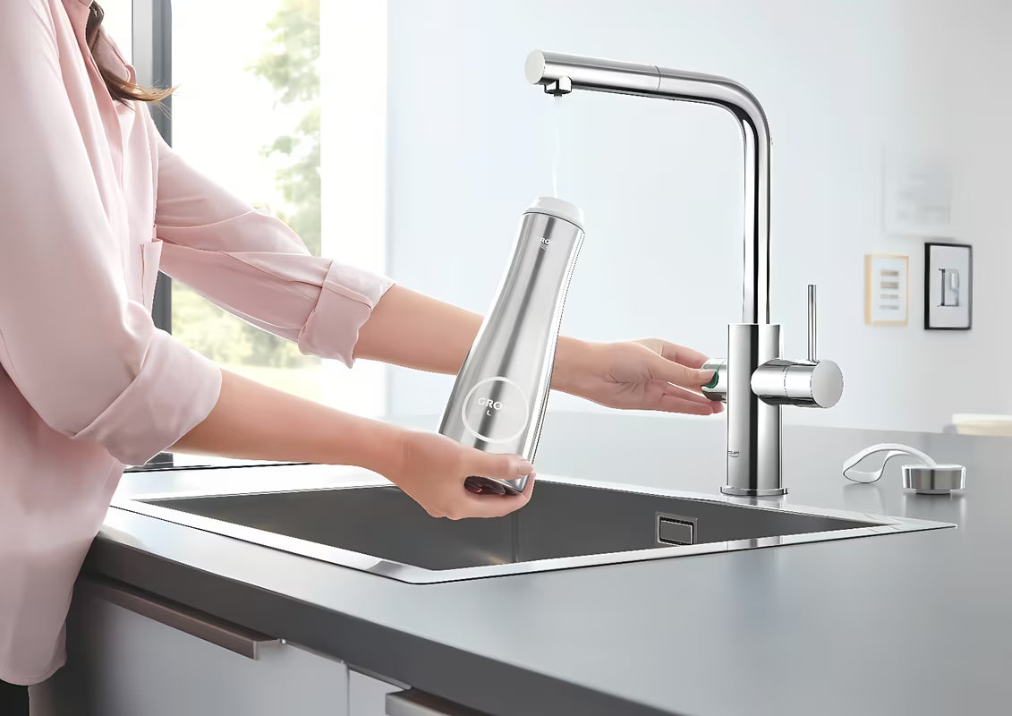 Chromová kuchyňská dřezová baterie Grohe Blue Home Duo s filtrem, chlazením a vytahovacím perlátorem