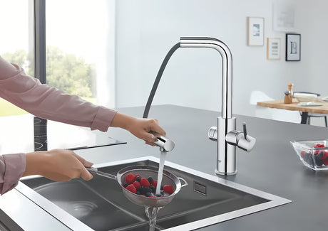 Chromová kuchyňská dřezová baterie Grohe Blue Home Duo s filtrem, chlazením a vytahovacím perlátorem