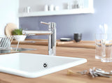 Chromová dřezová baterie Grohe Concetto New se středně vysokou otočnou výpustí a vytahovací sprškou