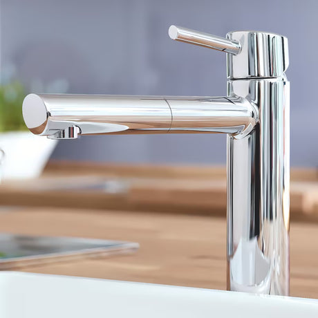 Chromová dřezová baterie Grohe Concetto New se středně vysokou otočnou výpustí a vytahovací sprškou