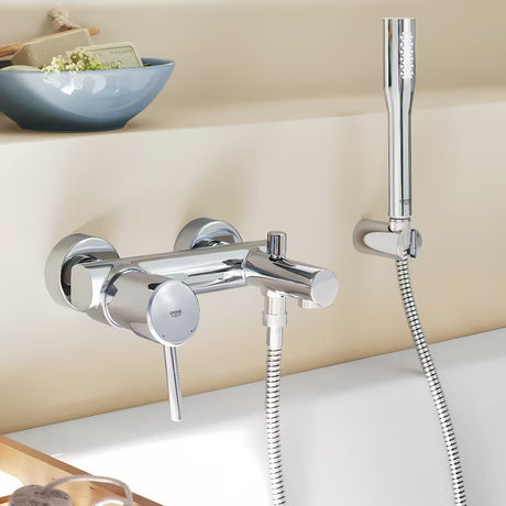 Chromová nástěnná vanová baterie Grohe Concetto New se sprchovým setem a automatickým přepínáním vana/sprcha.