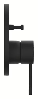 Podomítková sprchová a vanová baterie Grohe Essence v provedení phantom black s pákovým ovládáním.
