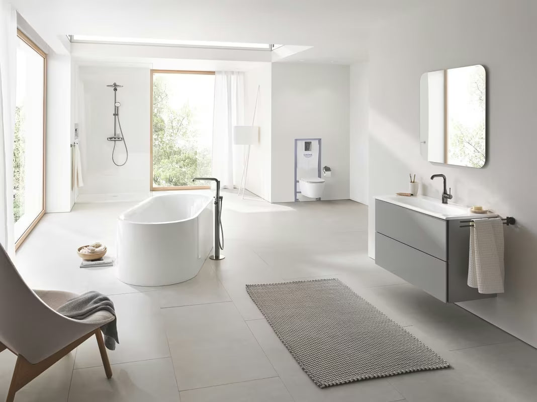 Páková stojánková umyvadlová baterie Grohe Essence s výpustí v provedení hard graphite.
