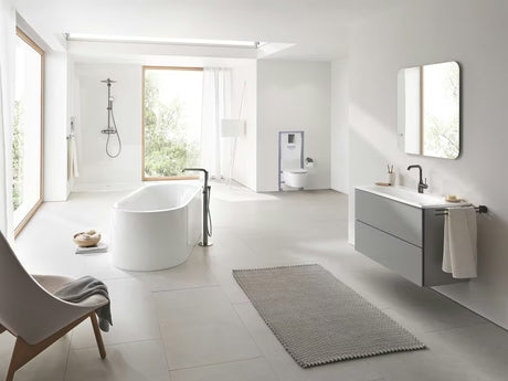 Páková stojánková umyvadlová baterie Grohe Essence s výpustí v provedení hard graphite.