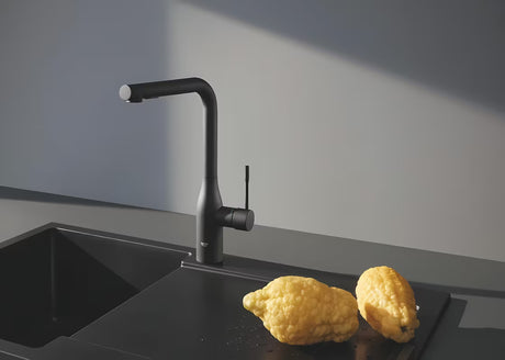 Grohe Essence dřezová baterie s vytahovací sprškou v matném provedení phantom black