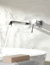 Chromová podomítková umyvadlová baterie Grohe Essence New pro nástěnnou montáž s pákou a rozetou.