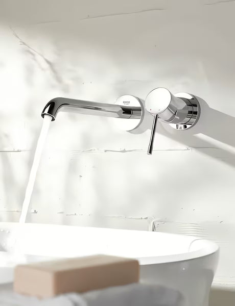 Chromová podomítková umyvadlová baterie Grohe Essence New pro nástěnnou montáž s pákou a rozetou.