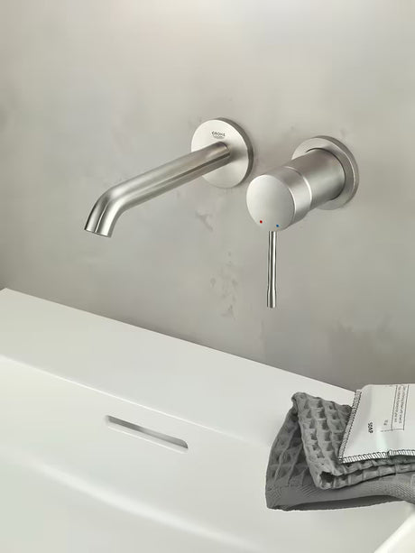 Podomítková umyvadlová baterie Grohe Essence New v matném provedení supersteel pro nástěnnou montáž.
