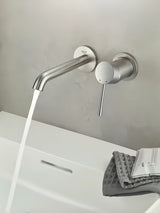 Podomítková umyvadlová baterie Grohe Essence New v matném provedení supersteel pro nástěnnou montáž.