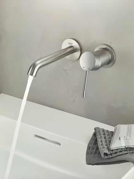 Podomítková umyvadlová baterie Grohe Essence New v matném provedení supersteel pro nástěnnou montáž.