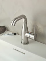 Umyvadlová páková baterie Grohe Essence New s výpustí v provedení supersteel.