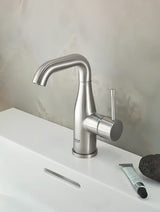Umyvadlová páková baterie Grohe Essence New s výpustí v provedení supersteel.