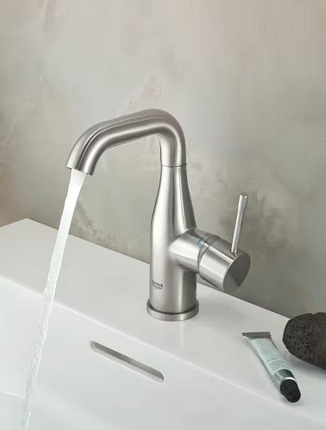 Umyvadlová páková baterie Grohe Essence New s výpustí v provedení supersteel.