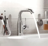 Chromová umyvadlová baterie Grohe Essence New se středně vysokou výpustí a otočným výtokem