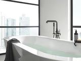Podlahová vanová baterie Grohe Essence New se sprchovým setem v povrchové úpravě Hard Graphite.